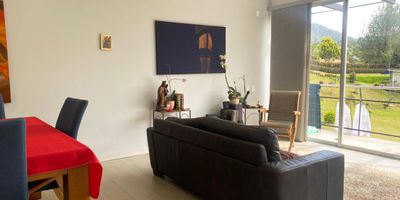 Casa en arriendo en parcelacion como reserva natural,cerca a iglesias, centros comerciales, sector campestre, tranquilo y poco flujo vehicular. Piso en porcelanato, dos niveles, sala y comedor independiente, estudio, estar de tv, biblioteca, 3 alcobas con baño en la principal, cocina integral abierta, alcoba y baño de servicio, balcon, jardin y parqueaderos independientes cubiertos.Cuenta con 2 aptos con cocineta, 2 alcobas, baño, zona de ropas, jardin, huerta, cuarto de empleada independiente de la casa. Conjunto cerrado con zonas verdes, vigilancia 24 hrs, citofonia y circuito cerrado de tv. *Inmuebles sujetos a verificación de disponibilidad.*