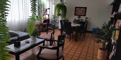 Hall de ingreso, sala comedor, cocina semi-integral, 3 habitaciones (2 con closet) estudio, 2 baños, terraza con zona de lavandería. SIN PARQUEADERO