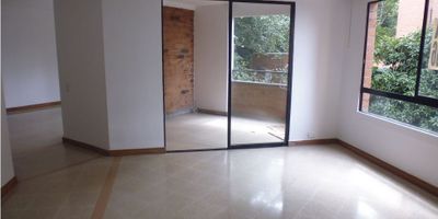 Apartamento en arriendo. Área 129 metros, 3 alcobas, 2 baños, 2 parqueaderos, 1 cuarto útil. Apartamento muy bien iluminado, tiene dos balcones. Sector tranquilo para vivir, cerca al centro comercial el Tesoro, tiendas, supermercados, parques, buenas vías de acceso, buen transporte público. 
