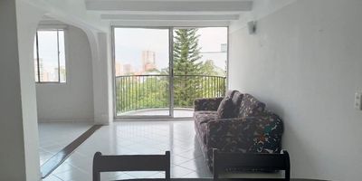 Apartamento en arriendo en unidad cerrada a solo dos cuadras de la iglesia y el mall, con fácil acceso. Entorno muy tranquilo, natural, con poco flujo vehicular y transito de solo residentes.Piso en ceramica, puerta de seguridad, biblioteca, sala y comedor independiente, 2 alcobas con baño en la principal, cocina integral abierta tipo americano, balcon y parqueadero independiente cubierto. Conjunto cerrado con ascensor, piscina, salon social, parques infantiles, zonas verdes, vigilancia 24 hrs, citofonia y circuito cerrado de tv. *Inmuebles sujetos a verificación de disponibilidad.*