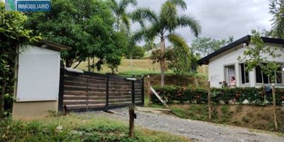 Terreno para la venta de 2.400 metros cuadrados de área aproximadamente con terreno  de forma ondulada, con explanación para vivienda. Ya le fue instalado acceso a acueducto y saneamiento. quedando pendiente la solicitud del servicio de energía eléctrica al lote. La parcelación ya tiene este servicio y cuenta con portería 24 horas. Está sobre vía de ingreso con carretera destapada. En sector con cercanía a colegios, parques, supermercados y aproximadamente a 800 metros de distancia a vía principal Medellín a Santa Fe de Antioquia, por lo que cuenta con fácil acceso a transporte público.