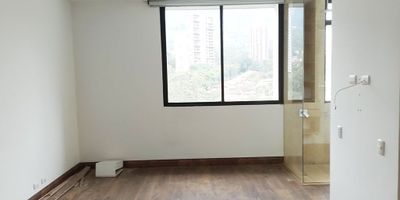 Apartamento en arriendo en unidad cerrada cerca a vias principales, supermercados, centros comerciales, Iglesias y servicios complementarios de la zona. Piso en madera, sala y comedor independiente ,1 alcoba con baño privado, baño social, cocina integral abierta tipo americano y parqueadero cubierto. Cuenta con Ascensor , gym, salon social, jacuzzi, parque para niños, vigilancia, citofonia, porteria 24 horas, circuito cerrado de tv. *Inmuebles sujetos a verificación de disponibilidad.*