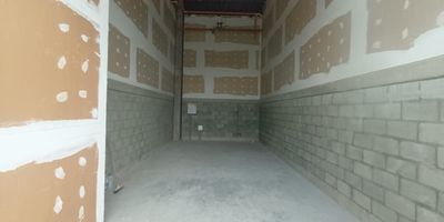 El local tiene área construida de 43 m2 y área  utilizable 41.5 m2 . Con  4.0 metros de frente por 10.35 metros de fondo, con posibilidad de expandir 14 m2 adicionales haciendo un mezzanine. 
Está localizado en el centro comercial  (esquina de avenida panamericana.
El local se encuentra y se entrega en obra gris.