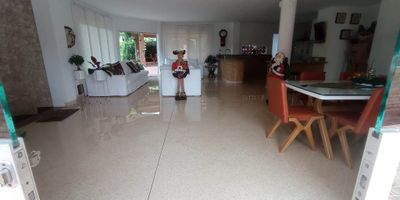 Casa ubicada en la loma del esmeraldal, cuenta con facilidad de acceso, además está cerca de rutas de servicio público, cerca de la intermedia, cerca del Euro de la frontera, además cerca al mall Terracina y mall San Lucas.