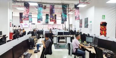 Oficina o local en arriendo en centro comercial cerca a parques, restaurantes, rutas de transporte publico, vias principales, y servicios complementarios. Piso en porcelanato, 5 espacios, baños, cocineta, cableado de red, techo cielo raso, aire acondicionado central, divisiones en drywall, area de recepcion, area de coffe break, energia monofasica, planta electrica, red de gas, vitrina. Centro comercial con ascensor, auditorio, baños comunales, planta electrica, citofonia, vigilancia 24 hrs, y circuito cerrado de tv. *Inmuebles sujetos a verificación de disponibilidad.*