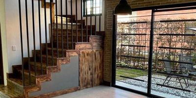 Codigo 22532. Casa en venta ubicada en Rionegro sector San AntonioCasa con amplios espacios, hermosos acabados, excelente iluminación; en sector residencial, tranquilo, con buen acceso a vías y transporte público. Vías de acceso como: Vía hacia hacia Llanogrande, San Antonio y La Ceja.Descripción general: 4 habitaciones con baño, 1 vestier, 3 closet, Salon - comedor, Cocina abierta integral, Biblioteca o estudio, Zona de ropas, Balcón, Parqueadero sencillo, Cuarto útil, Red de gas, Servicios públicos y Zonas verdes.