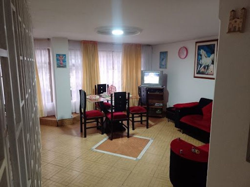 Casa de 9 alcobas en venta en Engativa Centro, Bogotá, 80 m² · foto 2 de 20