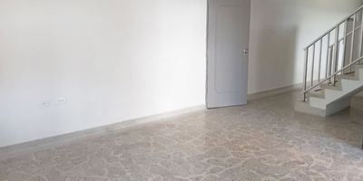 Casa comercial independiente en arriendo para uso comercial cerca a restaurantes, rutas de transporte publico, supermercados, parque y servicios complementarios. Piso en marmol, 2 niveles, 12 espacios, baños, cocineta, balcon, terraza, division en concreto, parking independiente cubierto y baños comunales.