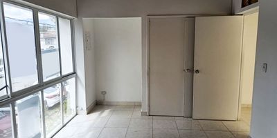 Casa comercial independiente en arriendo para uso comercial cerca a restaurantes, rutas de transporte publico, supermercados, parques y servicios complementarios. Piso en ceramica, 5 espacios, baños, cableado,  division en muro y vitrina vitrina.  *Inmuebles sujetos a verificación de disponibilidad.*