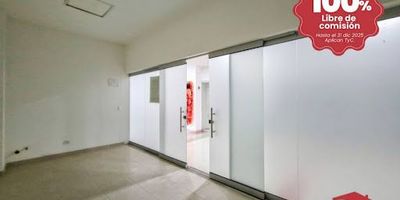 Local comercial ubicado en La Estrella, dentro de un centro comercial con excelente flujo de personas y una variedad de establecimientos comerciales. El Centro Comercial está situado a dos cuadras del parque principal de La Estrella y cuenta con un pasaje peatonal hacia el parque, amplias zonas bien iluminadas y una sólida vigilancia. El local es amplio, con un frente muy visible en un punto estratégico del centro comercial, con tres entradas dos por la calle y una por la carrera, y fácil acceso a la vía principal que lleva hacia Ditaires. Ofrece una muy buena ruta de transporte público hacia el centro de la ciudad de Medellín y dos rutas alimentadoras del metro que van hacia la estación La Estrella.