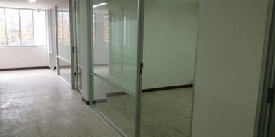 En pleno centro de Pereira se venden oficinas, son 7 oficinas individuales, sala de juntas, 2 baños, ascensor, la mejor ubicación, cada oficina renta 1 millón, oportunidad de negocio.
