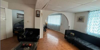 Casa en excelente sector de la ciudad, cerca a el centro de la ciudad, 3 niveles, 5 alcobas, 2 clóset, 3 baños, calentador, sala comedor, cocina sencilla con gas domiciliario, suelos en cerámica, zona de ropas, depósito, terraza, zona residencial. Precio de venta negociable. 
