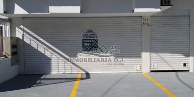 Local comercial en arriendo en Palmira, Valle del Cauca, ubicado en el barrio A.S.D. Este espacio de 150 m² de área construida es ideal para su negocio. Dispone de 1 baño con ducha y 1 parqueadero, complementado con capacidad para 4 carros en el exterior. Cuenta con conexión de luz 220V. Los servicios de agua, luz y gas se instalan según necesidad. El canon de arriendo es de $1,800,000. Contáctenos para más detalles o agendar una visita a través de WhatsApp, ver teléfono o la opción quiero que me contacten.