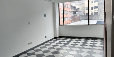 Oficina en tercer piso, tiene dos baños, tiene un área grande y abierta. Queda cerca a zona comercial y vías principales
