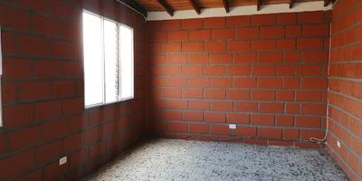 Arriendo comodo apartamento en buen sector de medellin, con buen transporte pubico, cerca del parque juanes, la terminal transporte del norte y la autopista norte.

CARACTERISTICAS:

SALA COMEDOR
2 ALCOBAS
CLOSET
ZONA DE ROPAS
BAÑO CABINADO
COCINA SEMINTEGRAL
RED DE GAS
PISO EN BALDOSAS
4 PISO