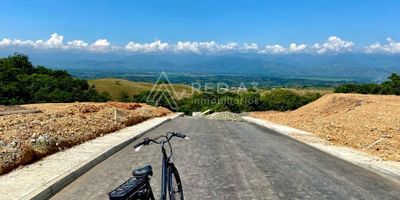 Invierte en un lote campestre en el exclusivo condominio, en Cerritos vía Cartago Pereira, Colombia, con vistas panorámicas al paisaje del Valle del Risaralda , Serranía de Tatamá y la Cordillera Occidental. Vive la experiencia de transformar tus mañanas con la mejor vista del Eje Cafetero Colombiano, el canto de las aves de la región y viviendo a solo 45 minutos de la ciudad de Pereira y 11 minutos de Cartago. Encantadora zona campestre con cercanía a restaurantes, supermercado y variedad de comercio.

El lote en venta tienen un área de 1.638 m², infraestructura de todos los servicios públicos, red eléctrica subterránea condominio con seguridad privada 24 horas, doble tanque de reserva, pozo séptico, áreas comunes pavimentadas y vecinos agradables.
