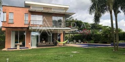 Hermosa Casa Campestre en Venta en Cerritos con excelente ubicación y confortables espacios de 1.560 mts 2 de área total y 375 mts 2 de área construida , cuenta con 5 habitaciones y 5 baños de las cuáles 3 poseen vestier y baño independiente. Una capacidad aproximada para 10 vehículos con 2 parqueaderos cubiertos . Gran zona verde con piscina para adultos y niños, espacios suficientemente confortables para la recreación y el disfrute familiar. Ubicada dentro de condominio y en uno de los mejores lotes del mismo siendo esquinero y con zona de sesión .  Fácil vía de acceso , pavimentada y muy cerca a centros comerciales, zonas de recreación, colegios, y universidades.