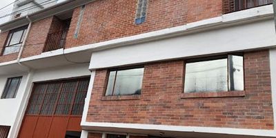 El espacio de Bodega puede tener 70 Mt de fondo por 15 de ancho con una altura de seis Mt. Tiene dos oficinas interiores en dos pisos y un baño .Adicionalmente hay otro espacio con un apartamento interior que tiene baño cocina oficina y sala de juntas.En la parte posterior hay otro apto de tres pisos con baño cocina lavadero y terraza que actualmente es usado como oficina .De manera independiente hay un apto de cuatro habitaciones dos niños , sala, comedor independiente, amplia cocina y zona de Lavandería .Apto estudio de sala comedor integrado a la cocina con una habitación y baño