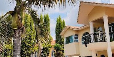 G.E.I CALIFA ARRIENDA CASA DE DOS PISOS CONSTA DE: EN EL PRIMER PISO UNA TERRAZA CON ACCESO DIRECTO A LA COCINA QUE SE EXTIENDE DE LADO A LADO. CON ISLA CENTRAL Y POCETA INDEPENDIENTE, COMEDOR AUXILIAR CON VITRINA EN MADERA PARA VAJILLAS Y OTROS EN MADERA, COCINA CON HORNOS, LAVAPLATOS ELÉCTRICO, TRITURADOR DE DESECHOS. ESTUFA A GAS DE 5 FOGONES Y EXTRACTOR, ZONA BBQ, DEPÓSITO O CUARTO ÚTIL, BAÑO Y LA LAVANDERÍA CON MUEBLES EN MADERA, EN EL SEGUNDO PISO ALCOBA PRINCIPAL, BALCÓN  CON VISTA HACIA LA MONTAÑA. VESTIER Y BAÑO PRINCIPAL CON DUCHA INDEPENDIENTE, JACUZZI, LAVAMANOS, 2 MUEBLES ACCESORIOS Y SANITARIO INDEPENDIENTE. 3 ALCOBAS ADICIONALES CADA UNA CON SU BAÑO PRIVADO Y MUEBLE DE MADERA DE LADO A LADO Y BALCÓN,PARQUEADERO CUBIERTO PARA DOS VEHICULOS CON ACCESO DIRECTO A LA CASA
