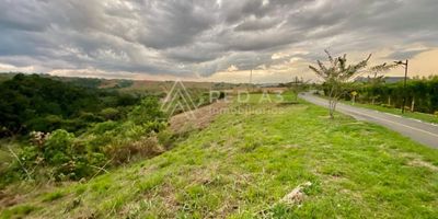 Invierte en un lote campestre en el exclusivo condominio, en Cerritos vía Cartago Pereira, Colombia, con vistas panorámicas al paisaje del Valle del Risaralda , Serranía de Tatamá y la Cordillera Occidental. Vive la experiencia de transformar tus mañanas con la mejor vista del Eje Cafetero Colombiano, el canto de las aves de la región y viviendo a solo 45 minutos de la ciudad de Pereira y 11 minutos de Cartago. Encantadora zona campestre con cercanía a restaurantes, supermercado y variedad de comercio.

El lote en venta tienen un área de 2,148 m², infraestructura de todos los servicios públicos, red eléctrica subterránea condominio con seguridad privada 24 horas, doble tanque de reserva, pozo séptico, áreas comunes pavimentadas y vecinos agradables.