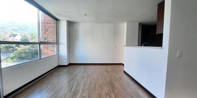 Codigo 22715. Apartamento en arriendo ubicado en Envigado sector Loma del EsmeraldalApartamento de  buena distribución, hermosos acabados y excelente iluminación; en sector tranquilo, seguro, con vías de acceso por Transversal intermedia, Loma del Esmeraldal y de fácil acceso a transporte público.Cerca a: Mall terracina, Colegio Cumbres, Estaciones de servicio, Smart fit, Supermercado Euro, Droguerías,Descripción general: 2 habitaciones, 1 vestier, 1 closet, 2 baños, Salon - comedor, Cocina abierta integral, Biblioteca o estudio, Zona de ropas, Balcón, Parqueadero doble paralelo, Cuarto útil, Red de gas y Servicios públicos.La unidad cuenta con Portería 24 horas, Parque infantil, Salón de juegos para niños, Guardería, Gimnasio, Salón social, Piscina para adultos, Sauna, Turco, Zonas verdes, Zona de mascotas y Parqueadero de visitantes.