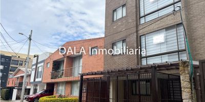 DALA Inmobiliaria vende acogedora casa en chía de tres pisos, distribuida en tres apartamentos primer piso: sala y comedor, cocina, habitación principal con baño y walk in closet, habitación auxiliar con baño y closet,  zona de ropas y patio cubierto, baño social, zona de parqueadero para dos vehículos, segundo piso: sala y comedor, cocina y zona de ropas, habitación principal con walk in closet y baño, habitación auxiliar con closet, baño social completo, tercer piso: sala y comedor, cocina y zona de ropas, habitación principal con walk in closet y baño, habitación auxiliar con closet, baño social completo, la propiedad cuenta con una magnifica terraza con vista de 360º  zona bbq, baño y pérgola  

No dejes pasar esta oportunidad única de adquirir esta propiedad, Contáctanos Si estás buscando inmobiliarias en Chía, somos tu mejor opción. También manejamos Bienes Inmuebles en Cajicá y Cota. cod 1582 S
