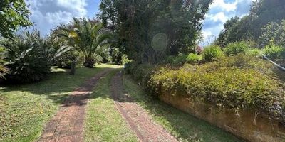 La casa tiene quinientos metro construidos, y tres garajes independientes.totalmente cercada con 14 divisiones potreros y muy privada,Son 18.5 fanegadas planas y onduladas. Con seiscientos metros de Rio, reservorio de ocho mil quinientos metros cúbicos, tres casas una arrendada, dos moto bombas, trescientos sesenta  grados de vista espectacular, dos entradas independientes, espejos de Agua alrededor de la casa principal