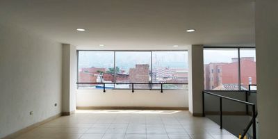 Oficina o local en arriendo en edificio residencial, a una cuadra del parque Principal, Notaria, supermercados y servicios complementarios, sobre via principal con acceso a rutas de transporte publico. Piso en porcelanato, 3 espacios, cocineta, cableado de red, techo cielo raso, energia monofasica, divisiones en drywall, area de coffee break. Cuenta con ascensor, vigilancia 12 hrs, baños comunales, planta electrica, y circuito cerrado de tv. *Inmuebles sujetos a verificación de disponibilidad.*