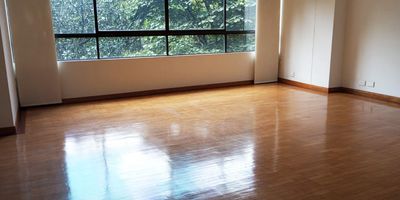 Apartamento en arriendo en unidad cerrada cerca a clinicas, hoteles y una gran oferta de servicios complementarios, entorno tranquilo y de mucha naturaleza, poco flujo vehicular y con salida hacia la av principal. Piso en madera, sala y comedor independiente, 3 alcobas con baño en la principal, cocina integral cerrada, alcoba y baño de servicio, y parqueaderos paralelos. La unidad cuenta con piscina, salon social, zonas verdes, vigilancia, citofonia, porteria 24 horas, circuito cerrado de tv. *Inmuebles sujetos a verificación de disponibilidad.*