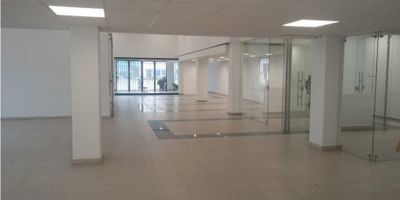 Este local de alquiler ubicada en Manizales, Caldas, es única en su especie. Ofrece una gran área de terreno de 387 m2 y una área construida de 535 m2 en la que se incluye un área privada de 515 m2 con 5 baños. Esta propiedad cuenta con características internas impresionantes como aire acondicionado, alarma, armarios empotrados, baño auxiliar, cocina tipo americano y suelo cerámico o mármol.

Pero como si esto fuera poco, también ofrece caracteristicas externas para hacer que esta compra sea todavía más atractiva. Estas incluyen un acceso pavimentado, colegios y universidades cercanas, planta eléctrica, sobre una vía principal, transporte público cercano y cercanía a la zona comercial de Manizales.

Todos estos atributos hacen de este local una excelente opción para inversionistas interesados ​​en una propiedad rentable en una ubicación privilegiada. Ven a visitarlo y admira su belleza. Ven y comprar el tuyo ahora.
