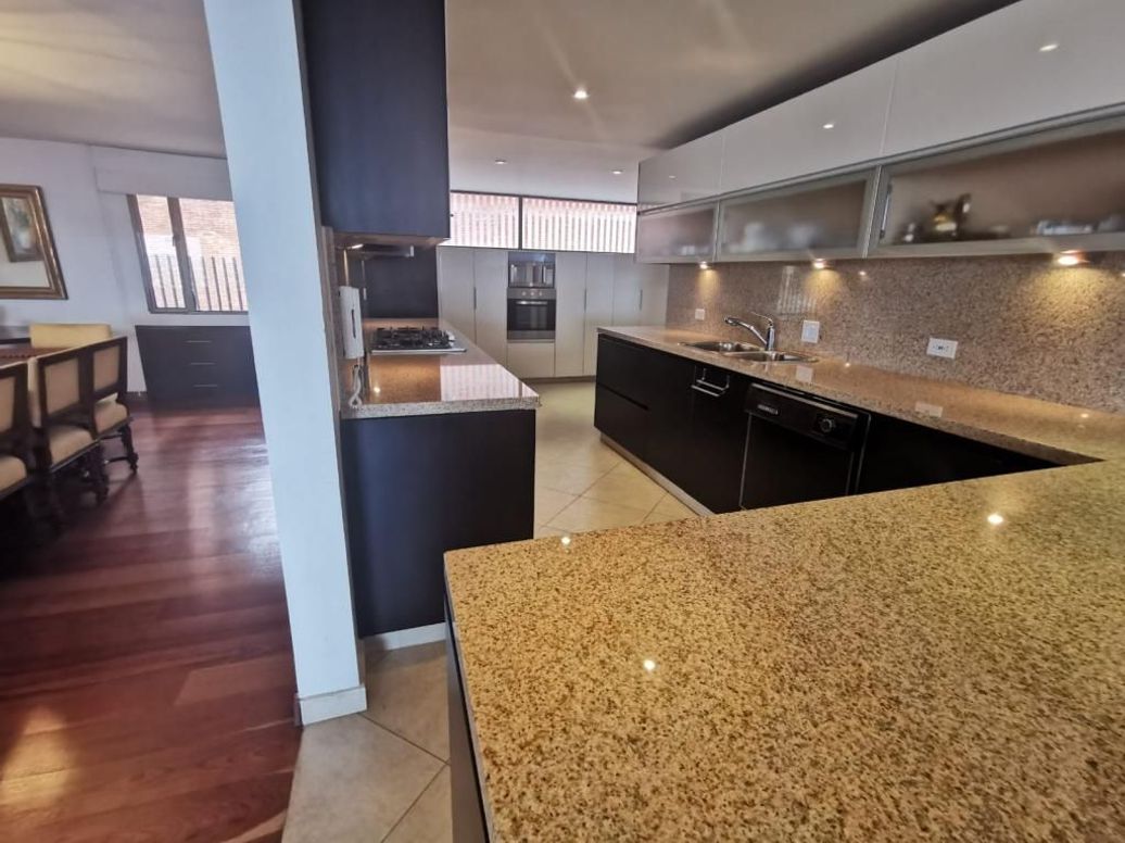 Apartamento de 1 alcoba en venta en El Refugio, Bogotá, 155 m² · foto 12 de 18