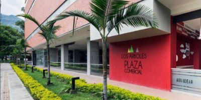 VENDO LOCAL COMERCIAL 
 Está ubicado en el mall de la Urbanización Los Arboles
 Bello Niquía
AREA: 38.94  ALTO: 6 m2 (MEZANINE)
SERVICIOS PUBLICOS: agua, energía, gas pero sin servicios a EPM, alcantarillado
 baño, cocineta, TERRAZA DE 11 M2
porcelanato, parqueadero de visitantes, vigilancia 24 horas, servicio de aseo y administración.
VALOR DE LA ADMINISTRACION: $495 mensual
PRECIO DE VENTA: $320.000.000
NO TIENE HIPOTECA