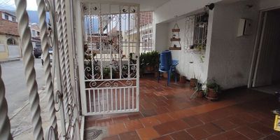 Casa para inversión cuenta con un terreno de 122 metros, distribuidos en 5 habitaciones, zona de ropas, cocina, y un baño. Posee antejardin con verja para parqueadero. Escríbenos y agendamos cita para conocer el inmueble