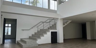 Vista panorámica al imponente paisaje de Villamaría, Caldas, ubicada la casa campestre para vender, ideal para vivir con toda la comodidad y tranquilidad junto a los seres queridos.

Ofrece un área terreno de 910 M2, área construida de 670 M2, área privada de 910 M2 y cuenta con 5 alcobas, 7 baños y 7 garajes. Esta magnífica propiedad consta de amenidades internas como: admite mascotas, balcón, baño auxiliar, baño en habitación principal, barra estilo americano, biblioteca/estudio, calentador, chimenea, cocina equipada, cocina integral, depósito, despensa, doble ventana, gas domiciliario, habitación conductores, habitación servicio, suelo de cerámica / mármol, trifamiliar, vista panorámica, zona de lavandería.

Así mismo para disfrutar al máximo del exterior cuenta con amenidades externas como: acceso pavimentado, árboles frutales, área social, barbacoa / parrilla / quincho, bosque nativos, cancha de futbol, circuito cerrado de tv, cochera / garaje, garaje, gimnasio, jardín, kiosko, montaña, parqueadero visitantes, terraza, zona campestre, zonas verdes.

Un lugar perfecto para disfrutar de los mejores momentos con la familia y relajarse en el medio del encanto de Villamaría. Ven y descubre la magia que encierra esta casa campestre y disfruta de una vida en armonía con la naturaleza.
