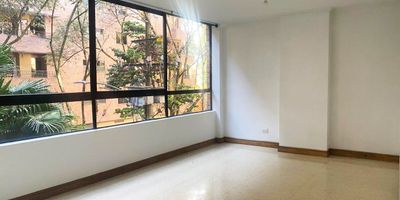 Apartamento en arriendo en unidad cerrada cerca a centros comerciales, supermercados, restaurantes, parques, estacion de metro, transporte publico y servicios complementarios. Piso en ceramica y madera, sala comedor, biblioteca, 3 alcobas con baño en la principal, cocina integral cerrada tipo americano, alcoba y baño de servicio, y parqueaderos lineales cubiertos. Conjunto cerrado con ascensor, vigilancia 12 hrs y circuito cerrado de tv. *Inmuebles sujetos a verificación de disponibilidad.*