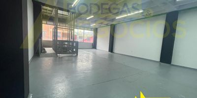 Bodega de tres niveles, ubicada en Barrio Colombia, puerta camión, 4 mt de altura, piso en concreto, malacate de carga, cerca estación del metro.