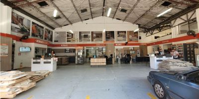 2 MATRICULAS COMPUESTAS POR 2 LOCALES COMERCIALES Y UNA BODEGA EN ZONA ALTAMENTE COMERCIAL; CARACTERIZADA POR LA VENTA DE REPUESTOS DE AUTOMOTORES, FERRETERIAS, INSUMOS PARA LA CONSTRUCCION ETC. BARRIO EL CHAGUALO. RENTA $20&#39;300.000

