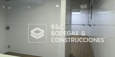 Local en uno de los mejores edificios administrativos de Medellín, sobre la avenida 80, avenida guayabal, estación Aguacatala del metro, el local cuenta con buenos acabados, bien iluminado, buena vitrina,1 cuarto útil, 1parqueaderos,  ideal para alimentos.