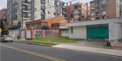 Excelente casa lote en exclusivo sector residencial  area construida 760 mts2, Area lote 619.4 mts2.  Area Frente 32.6 mts. Area Fondo 38.0 mts. .lote regular uso viviendaficha de edificabilidad Subsector A. Indicie máximo de ocupación 0,70. Indice máximo de construcción 3,00 Altura máxima permitida 5 pisos. Tipología edificatoria aislada. Dimensión mínima de antejardín 5 mts. Subdivisión predial mínima no aplica.  Valor $4.500.000.000 Negociables de acuerdo a forma de pago.  

Si requiere más área se vende casa aledaña con misma área. Mismo precio. Area total de las dos casas lotes 1.238,8 mts2. Frente 32.6 mts. Fondo 38.0 mts.  Valor por las dos casas  $9.000.000.000 Negociables de acuerdo a forma de pago. Y/lg
