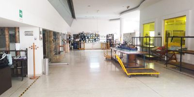 Bodega u oficina independiente en venta cerca a centros comerciales, via principal, rutas de transporte, restaurantes, museos, y servicios complementarios. Piso en mortero y baldosa, 10 espacios, baños, tres niveles, cocineta, cableado de red, techo cielo raso, piso reforzado de 8 toneladas, energia trifasica, KVA 100, transformador, puerta camion de 5m altura, 5m de ancho, altura interna de 8m, malacate, area de oficinas, red de gas, y parqueaderos paralelos cubiertos. *Inmuebles sujetos a verificación de disponibilidad.*