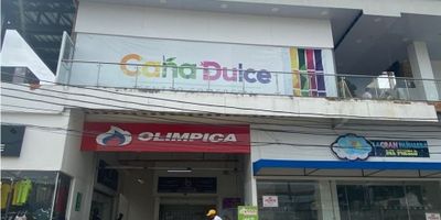 Se vende local comercial al sur jamundi centro comercial y empresarial caña dulce, 6.80 metros, primer nivel cerca de entradas y almacen olimpica, en el centro comercial esta la alcaldia y el departamento de transito de jamundi, esquinero doble frente, con tres puntos electricos, punto de agua, montaje para heladeria, buena afluencia de publico por la ubicacion, cod 7127504.
