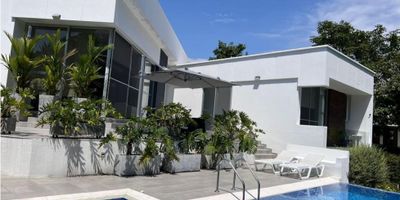 Hermosa casa campestre en venta, cerca de Pereira vía La Virginia, cerca a centros comerciales, universidades y colegios. La casa tiene piscina, zonas verdes, una hermosa vista, conjunto cerrado, vigilancia 24/7.
