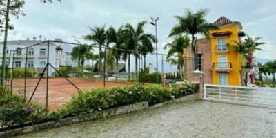 VENDO Lote en Venecia Colonial de 2.785 m2, a 1 km del Parque de Venecia Antioquia, portería 24 horas y espectacular zona común, vías internas en placa huella, la distancia de la portería al lote caminando es de 10 minutos y en carro a 5 minutos, servicios de agua y energía. Lote con bosque nativo, explanación con 800 m2 y terraceado&nbsp;con estudio de suelos realizado. Escritura 100%.