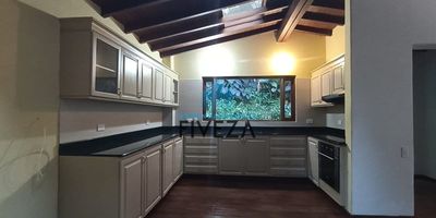 Vivienda ubicada en zona tranquila en Envigado, cuenta con  2 habitaciones , vestier , baño ,una de ellas con bañera , sala , comedor , chimenea, biblioteca, terraza , patio ,baño social , cocina integral con pipeta de gas , zona de ropas , cuarto de servicio con baño, garage cubierto para 2 carros y descubierto para 4 carros ,aquí encontrarás habitaciones espaciosas,  acceso arbolado para entrar a su hogar. zona verde amplia y con arboles muy frescos. Ya para acabar con la excelente descripción de esta casa te mencionamos que al salir encontrarás que el lugar cuenta con zona residenciales, así como con parques cercanos,hospital manuel uribe angel, colegios,centro comercial guadalcanal , lo cual te permitirá disfrutar del exterior de la casa y salir a divertirte. También hay accesos pavimentados, árboles frutales y transporte público cercano para que puedas desplazarte sin necesidad de usar tu medio de transporte.