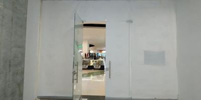 Excelente local ubicado en el Centro Comercial La Central, es ideal para tu negocio por sus amplios espacios, donde podras encontrar  una gran variedad de comercio de diferentes categoria y marca de ropa reconocidas,  cuenta con un facil acceso vehicular y peatonal. Es momento de hacer tus suenos realidad, contacta a nuestro asesor para agendar una cita que con el mayor de los gustos te atenderan.