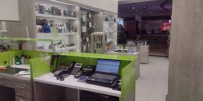 Espectacular local en el centro comercial La Central, cuenta con excelentes acabado y un mobiliario completo para que empieces a cumplir tus suenos. Estando ubicado en la zona de mayor trafico del centro comercial es el espacio ideal para hacerse notar. Contacta nuestros asesores.