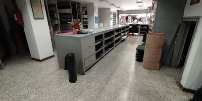 Puedes tener este maravilloso local de ubicacion inmejorable en el corazon del centro de la ciudad. este lugar posee una excelente reputacion frente a la estacion San Antonio. Que esperas para conocer este lugar? contacta a nuestro asesor y empieza a hacer realidad tus suenos.