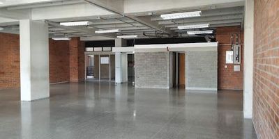 Hemos encontrado local comercial dentro de centro empresarial reconocido de la ciudad, edificio que aloja muchas empresas significativas del pais y del exterior. Local ubicado en el edificio Olaya herrera, centro empresarial que ofrece oficinas y locales a la altura, con areas versatiles hasta de 1500 metros en un mismo nivel, es un lugar ideal para empresas de servicios especializados, con excelentes vias de acceso para sus empleados y clientes. Llamanos ya