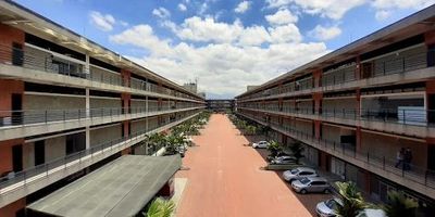 Hemos encontrado este local comercial en el centro empresarial Olaya Herrera, edificio que aloja muchas empresas significativas del pais y del exterior. El centro empresarial que ofrece oficinas y locales a la altura, con areas versatiles hasta de 1.500 metros en un mismo nivel, es un lugar ideal para empresas de servicios especializados, con excelentes vias de acceso para sus empleados y clientes. Comunicate con nosotros para brindarte mas informacion.