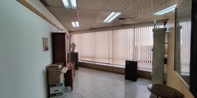 Oficina ubicada en todo el corazon de Medellin, con muy buenos espacios, excelente distribucion e iluminacion, rodeado de vias arterias como la Avenida el Palo, Avenida Oriental, con excelente transporte publico y cerca de las estaciones del metro de Parque Berrio y San Antonio. No esperes mas y agenda tu cita ya.